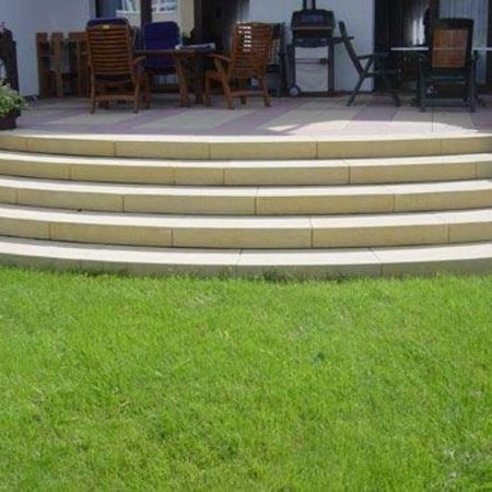 Beratung und Lieferung für den Garten und Landschaftsbau; (Im Bild Betonfertigteiltreppe einschließlich Betonplatten in verschiedenen Farben und Oberflächen.)