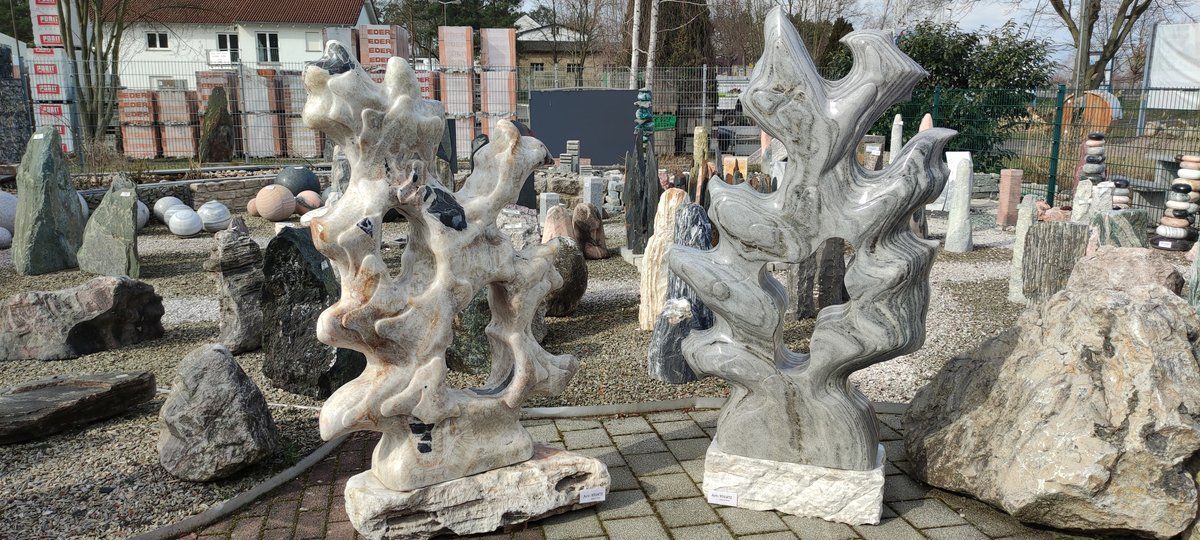 Neue Auswahl an Findlingen und Wasserspiele