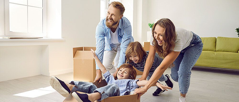 Familie in neuer Wohnung