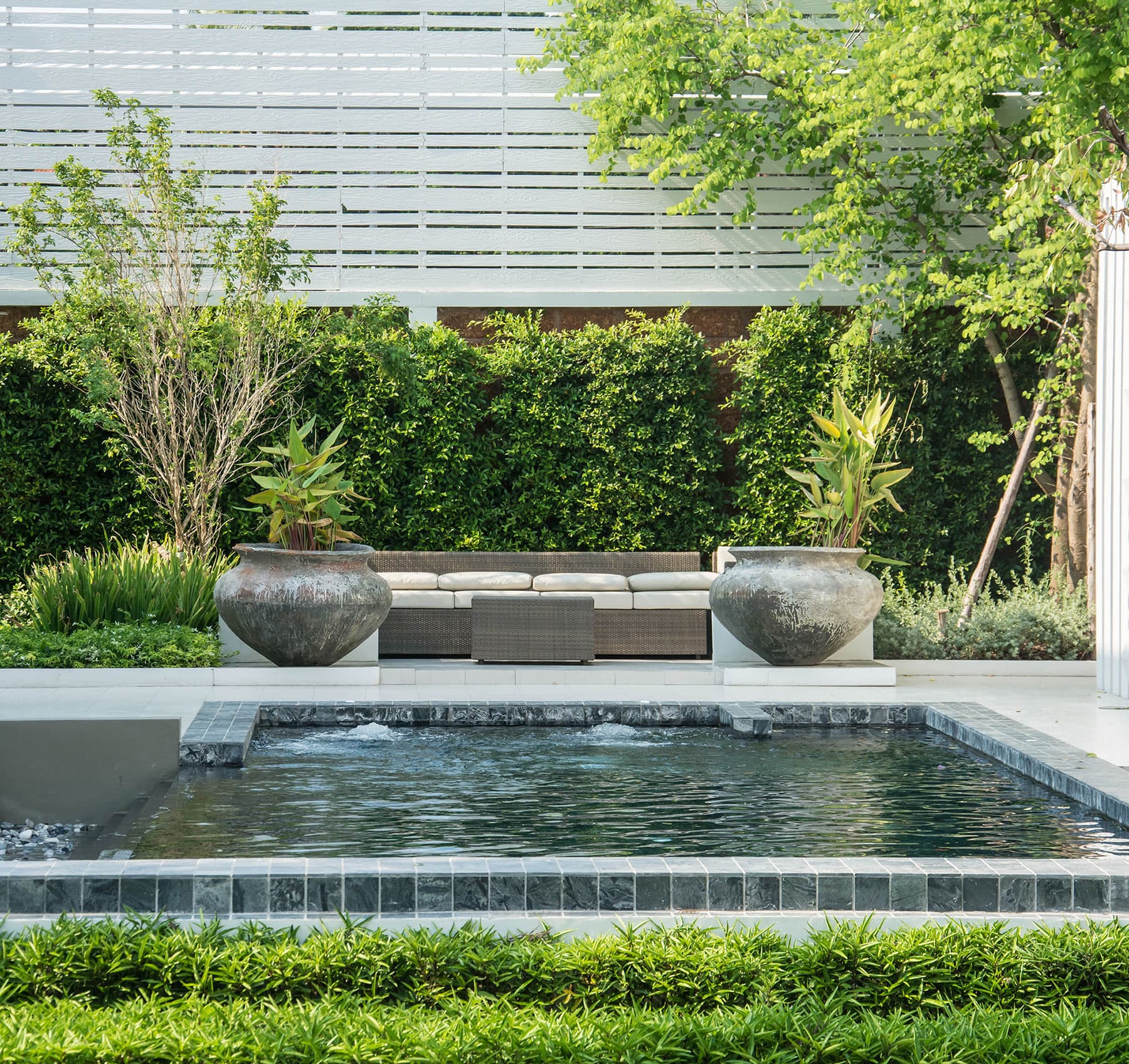 Symmetrisch angelegter Garten mit Brunnen